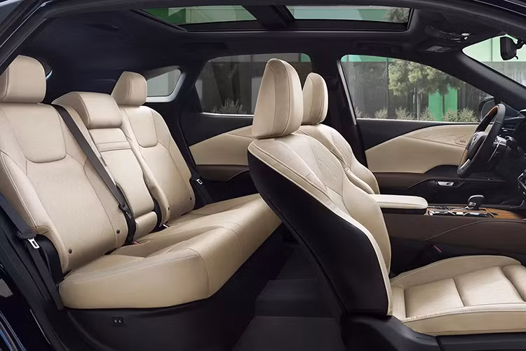 Về thiết kế, RX 350h Luxury và Premium không có nhiều khác biệt so với các phiên bản xăng tương ứng. Cả hai phiên bản sử dụng bộ mâm 21 inch, với màu xám trên bản Luxury và phay hai tông màu trên bản Premium.