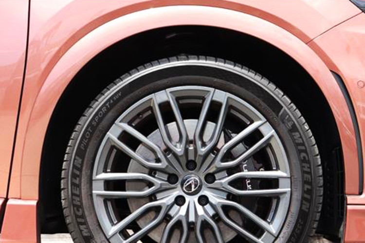 Tuy nhiên, thông số cụ thể về mức tiêu hao nhiên liệu của RX 350h tại Việt Nam vẫn chưa được công bố. So với RX 350 Premium, bản RX 350h Premium sẽ được trang bị thêm một số tính năng nâng cấp như: Màn hình hắt kính (HUD). Vô-lăng tích hợp phím cảm ứng. Camera 360 độ. Tính năng hỗ trợ đỗ xe tự động.