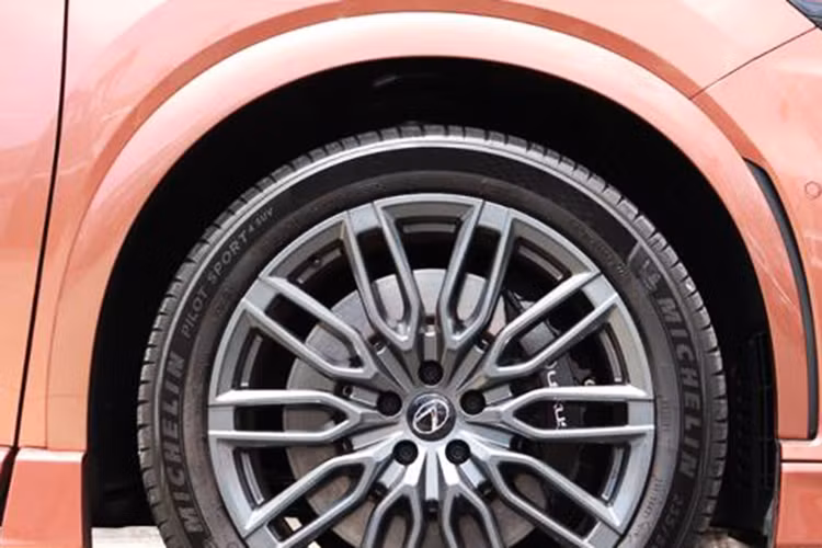 Tuy nhiên, thông số cụ thể về mức tiêu hao nhiên liệu của RX 350h tại Việt Nam vẫn chưa được công bố. So với RX 350 Premium, bản RX 350h Premium sẽ được trang bị thêm một số tính năng nâng cấp như: Màn hình hắt kính (HUD). Vô-lăng tích hợp phím cảm ứng. Camera 360 độ. Tính năng hỗ trợ đỗ xe tự động.