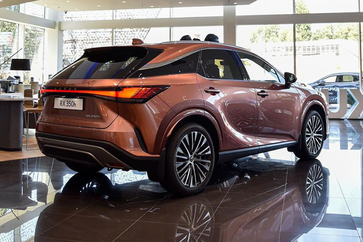 Mức giá xe Lexus RX hybrid 2025 cho hai biến thể gồm RX 350h Premium và RX 350h Luxury, với mức giá dự kiến tương ứng hơn 3,5 tỷ đồng và hơn 4,3 tỷ đồng. Mức giá hiện hành của RX 350 Premium là 3,43 tỷ đồng trong khi RX 500h F Sport Performance được niêm yết với giá 4,94 tỷ đồng. 