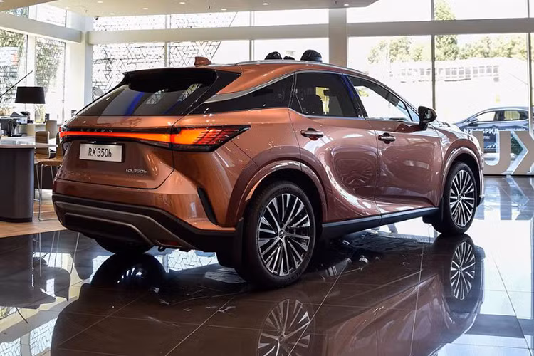 Mức giá xe Lexus RX hybrid 2025 cho hai biến thể gồm RX 350h Premium và RX 350h Luxury, với mức giá dự kiến tương ứng hơn 3,5 tỷ đồng và hơn 4,3 tỷ đồng. Mức giá hiện hành của RX 350 Premium là 3,43 tỷ đồng trong khi RX 500h F Sport Performance được niêm yết với giá 4,94 tỷ đồng. 