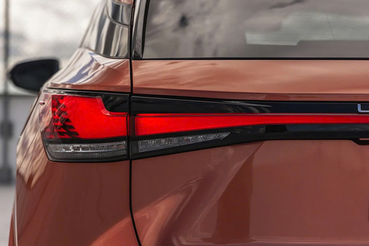 Bên cạnh khả năng vận hành mạnh mẽ, RX 350h Premium và Luxury còn được đánh giá cao về mức tiêu thụ nhiên liệu. Theo website Lexus Trung Đông, mức tiêu thụ của RX 350h chỉ từ 4,8 lít xăng/100 km, tương đương với Toyota Vios tại Việt Nam (4,9 lít/100 km đường hỗn hợp).