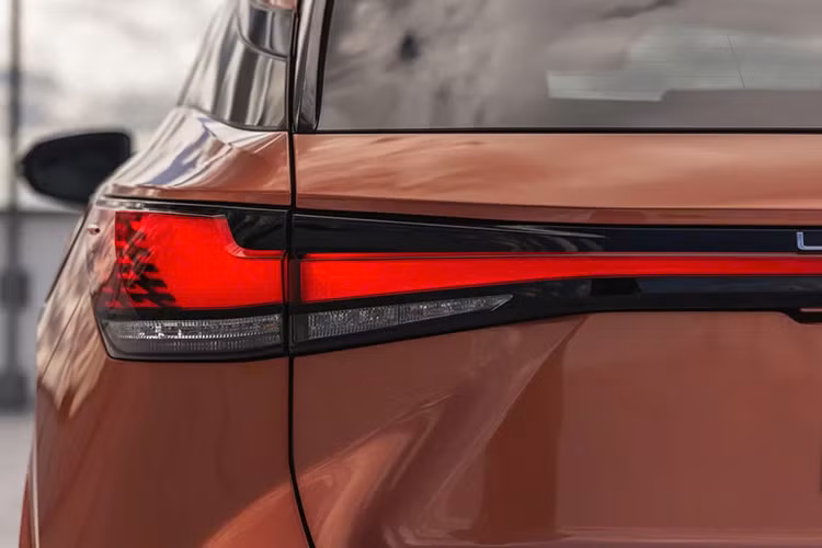 Bên cạnh khả năng vận hành mạnh mẽ, RX 350h Premium và Luxury còn được đánh giá cao về mức tiêu thụ nhiên liệu. Theo website Lexus Trung Đông, mức tiêu thụ của RX 350h chỉ từ 4,8 lít xăng/100 km, tương đương với Toyota Vios tại Việt Nam (4,9 lít/100 km đường hỗn hợp).