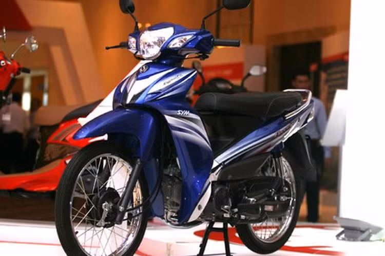 Trên thực tế, mẫu xe máy SYM Elegant của thương hiệu Đài Loan đã được đưa ra thị trường từ nhiều năm qua nhưng sử dụng loại động cơ 100cc. Vì thế tên gọi xe Elegant 50 không xa lạ nhưng mục tiêu lại khác hẳn, nhắm tới đối tượng khách hàng không cần (hoặc không muốn) dùng bằng lái như học sinh, sinh viên, người nội trợ…