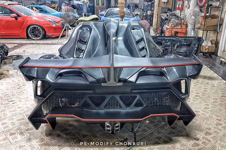 Không có gì lạ khi Toyota MR2 Spyder được chọn làm cái gốc để dựng nên chiếc Lamborghini Veneno Roadster nhái này. Tương tự Lamborghini Veneno Roadster, Toyota MR2 Spyder cũng là xe mui trần thể thao và sử dụng động cơ đặt giữa. Tuy nhiên, sự tương đồng giữa 2 mẫu xe này cũng dừng lại ở đây.