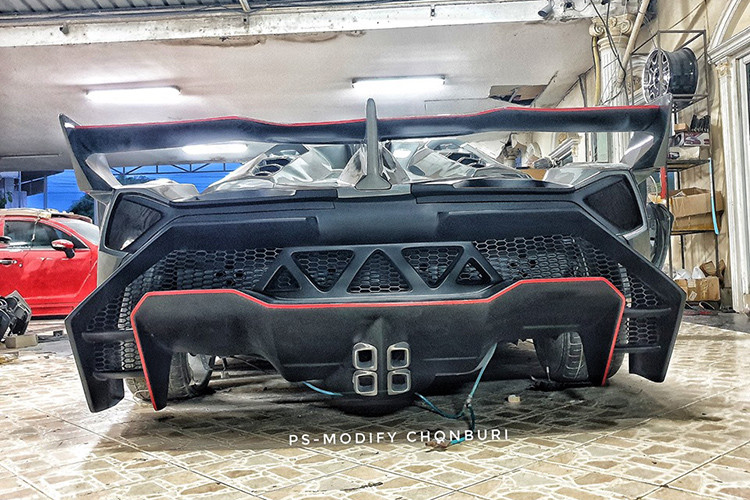 Không chỉ ở thiết kế bên ngoài mà chiếc xe nhái này còn thua xe Lamborghini Veneno Roadster "xịn" ở động cơ. Cụ thể, chiếc xe này sử dụng động cơ xăng 4 xi-lanh, dung tích 1,8 lít, sản sinh công suất tối đa 138 mã lực tại tua máy 6.400 vòng/phút và mô-men xoắn cực đại 125 lb-ft tại tua máy 4.400 vòng/phút. Trong khi đó,Veneno Roadster được trang bị động cơ V12, dung tích 6,5 lít với công suất tối đa 740 mã lực.