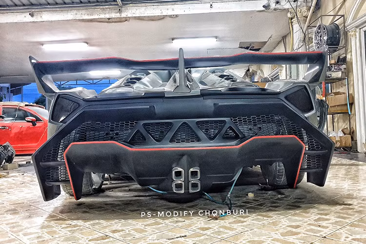 Không chỉ ở thiết kế bên ngoài mà chiếc xe nhái này còn thua xe Lamborghini Veneno Roadster "xịn" ở động cơ. Cụ thể, chiếc xe này sử dụng động cơ xăng 4 xi-lanh, dung tích 1,8 lít, sản sinh công suất tối đa 138 mã lực tại tua máy 6.400 vòng/phút và mô-men xoắn cực đại 125 lb-ft tại tua máy 4.400 vòng/phút. Trong khi đó,Veneno Roadster được trang bị động cơ V12, dung tích 6,5 lít với công suất tối đa 740 mã lực.