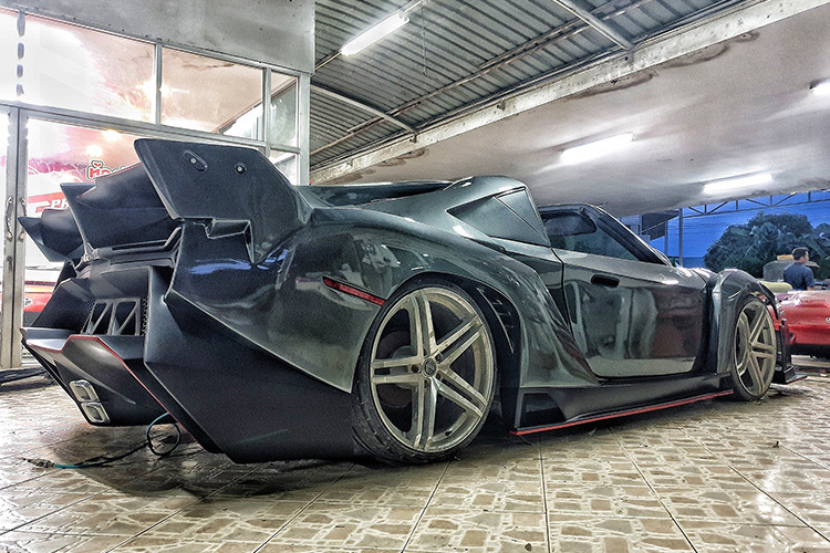 Qua những hình ảnh được lan truyền trên mạng, có thể thấy chiếc Lamborghini Veneno Roadster nhái này sai cả ở tỷ lệ kích thước lẫn hình dáng cửa sổ và thiết kế ống xả. Tuy nhiên, cửa hàng PS-Modify Chonburi vẫn làm tốt nhiệm vụ là khiến những người yêu xe nhận ra ngay việc chiếc ôtô này nhái kiểu dáng của Lamborghini Veneno Roadster.