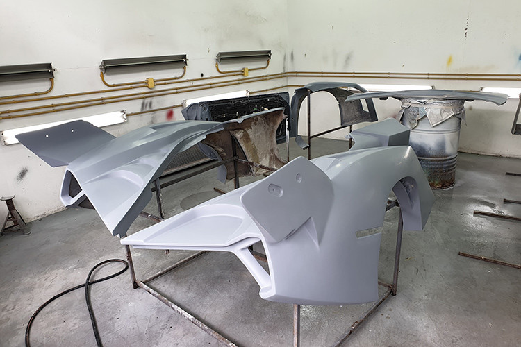 Để hiện thực hóa giấc mơ siêu xe Lamborghini của mình, không ít người đã tìm đến giải pháp "kinh tế" và dễ dàng hơn, đó là chế tạo bản sao của Veneno Roadster. Chiếc Lamborghini Veneno Roadster nhái trong bài viết này được ra đời dựa trên Toyota MR2 Spyder.