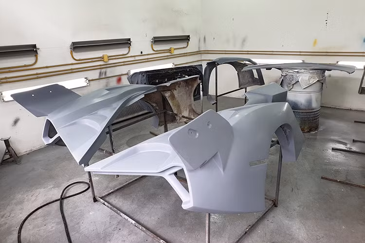 Để hiện thực hóa giấc mơ siêu xe Lamborghini của mình, không ít người đã tìm đến giải pháp "kinh tế" và dễ dàng hơn, đó là chế tạo bản sao của Veneno Roadster. Chiếc Lamborghini Veneno Roadster nhái trong bài viết này được ra đời dựa trên Toyota MR2 Spyder.