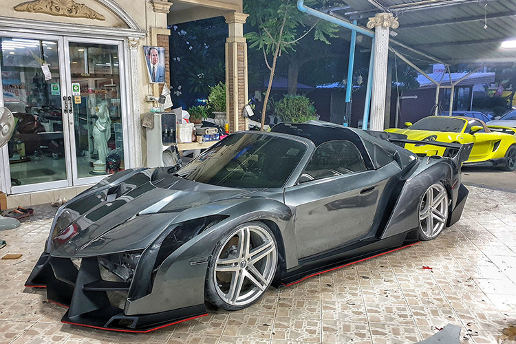 Hiện chưa giá xe Lamborghini Veneno nhái này bao nhiêu. Chỉ biết chắc chắn rằng chiếc xe sẽ rẻ hơn gấp nhiều lần so với Lamborghini Veneno Roadster "xịn". Đây không phải là chiếc siêu xe nhái kiểu dáng đầu tiên mà cửa hàng PS-Modify Chonburi từng tạo ra. Trước đó, cửa hàng này từng cho "ra lò" những chiếc xe nhái kiểu dáng của Ferrari LaFerrari Aperta, Nissan GT-R hay McLaren 570S.