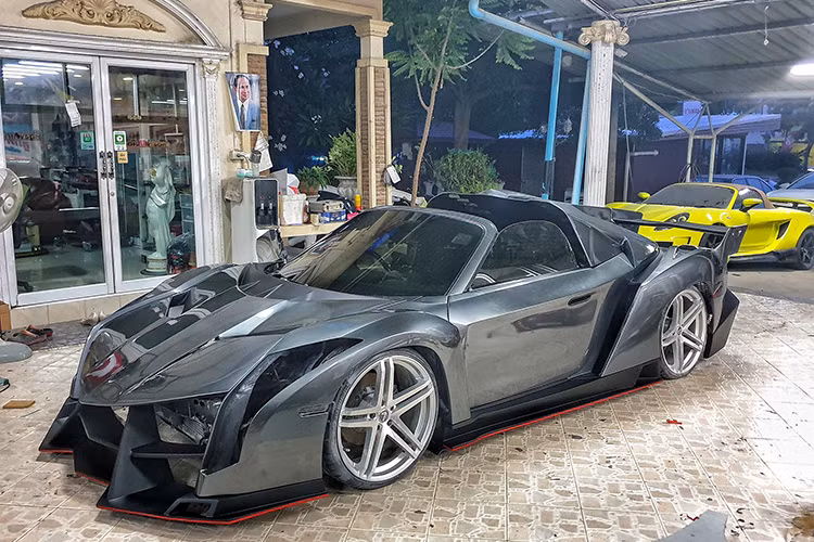 Hiện chưa giá xe Lamborghini Veneno nhái này bao nhiêu. Chỉ biết chắc chắn rằng chiếc xe sẽ rẻ hơn gấp nhiều lần so với Lamborghini Veneno Roadster "xịn". Đây không phải là chiếc siêu xe nhái kiểu dáng đầu tiên mà cửa hàng PS-Modify Chonburi từng tạo ra. Trước đó, cửa hàng này từng cho "ra lò" những chiếc xe nhái kiểu dáng của Ferrari LaFerrari Aperta, Nissan GT-R hay McLaren 570S.