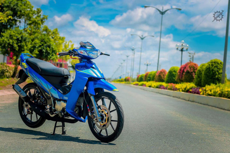 Với những ưu điểm như kiểu dáng đẹp và động cơ thuộc hàng mạnh mẽ nhất trong phân khúc underbone, mẫu xe máy Yamaha Z125 2 kỳ được dân chơi xe trên toàn Đông Nam Á ưa chuộng trong nhiều năm qua. Chính bởi độ "hot" của chiếc xe, những bản độ Z125 với tổng giá trị "khủng" cũng không còn xa lạ trong giới chơi xe Việt.