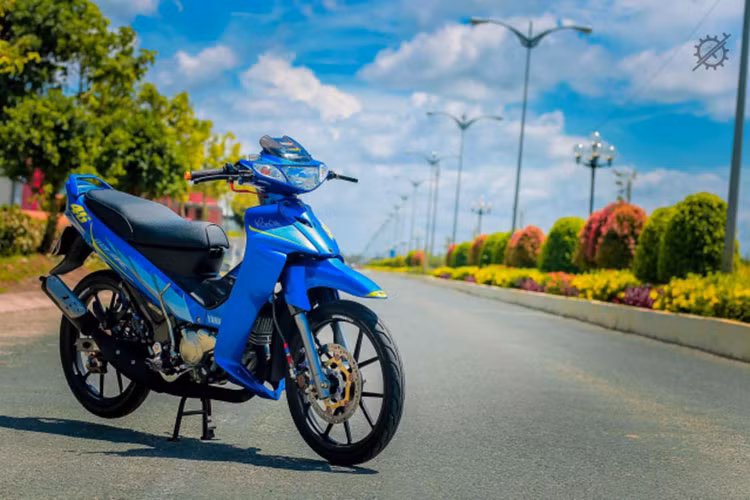 Với những ưu điểm như kiểu dáng đẹp và động cơ thuộc hàng mạnh mẽ nhất trong phân khúc underbone, mẫu xe máy Yamaha Z125 2 kỳ được dân chơi xe trên toàn Đông Nam Á ưa chuộng trong nhiều năm qua. Chính bởi độ "hot" của chiếc xe, những bản độ Z125 với tổng giá trị "khủng" cũng không còn xa lạ trong giới chơi xe Việt.