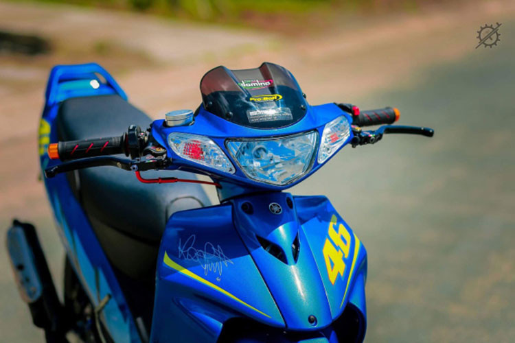 Cụ thể là con số may mắn 46 của tay đua cùng chữ ký của anh, bên cạnh đó là những món đồ chơi kiểng có giá trị cực cao, mỗi món đồ chơi lên đến hàng chục triệu đồng, vừa đem lại 1 đẳng cấp mới mà còn cải thiện hiệu năng rõ rệt cho xe.