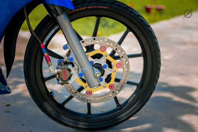 Dàn chân của chiếc xe côn tay cỡ nhỏ Yamaha này cũng không kém phần hấp dẫn với mâm Daytona độ chính hãng. Trên thị trường hiện nay, một cặp mâm này có giá trị gần 10 triệu đồng, mâm thiết kế dạng chữ Y đậm chất thể thao, rất được các biker chơi xe ưa chuộng.