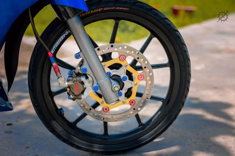 Dàn chân của chiếc xe côn tay cỡ nhỏ Yamaha này cũng không kém phần hấp dẫn với mâm Daytona độ chính hãng. Trên thị trường hiện nay, một cặp mâm này có giá trị gần 10 triệu đồng, mâm thiết kế dạng chữ Y đậm chất thể thao, rất được các biker chơi xe ưa chuộng.