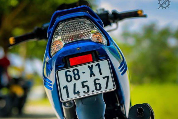 Phần đuôi xe với mang cá mập dạng khí đông học, hút gió hai bên. Chụp đèn hậu phía sau được làm mới, biển số tiến với 4 số đuôi 4567 đắt giá.