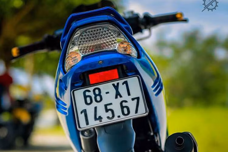 Phần đuôi xe với mang cá mập dạng khí đông học, hút gió hai bên. Chụp đèn hậu phía sau được làm mới, biển số tiến với 4 số đuôi 4567 đắt giá.