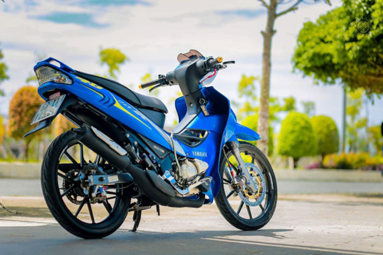 Ngoài ra còn có đĩa Galfer được kết hợp cùng heo Brembo HRC cho xe, mẫu heo này có giá tầm 30 triệu đồng và nhiều chi tiết nhỏ khác... Động cơ nguyên bản với công suất 18 PS của Z125 vốn đã khá mạnh mẽ nên đã được chủ xe giữ nguyên nhưng cũng đủ mạnh để "lướt gió".