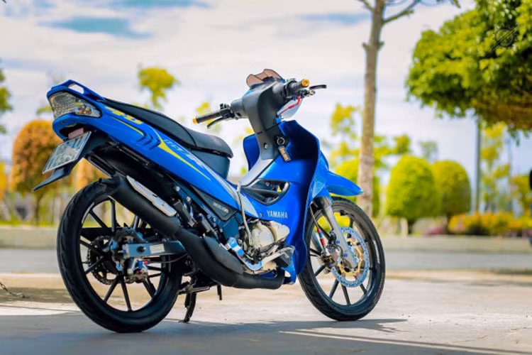 Ngoài ra còn có đĩa Galfer được kết hợp cùng heo Brembo HRC cho xe, mẫu heo này có giá tầm 30 triệu đồng và nhiều chi tiết nhỏ khác... Động cơ nguyên bản với công suất 18 PS của Z125 vốn đã khá mạnh mẽ nên đã được chủ xe giữ nguyên nhưng cũng đủ mạnh để "lướt gió".