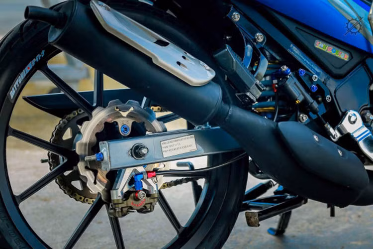 Hệ thống giảm xóc sau đến từ hãng Nitron, Anh Quốc. Việc gác món đồ chơi này lên xe sẽ nâng 1 tầm cao mới, cho độ nhún êm ái trong mọi địa hình hơn với bình dầu rời được chứa 2 lớp là dầu &amp; khí Nitơ, khí Nitơ sẽ quyết định độ nặng nhẹ của giảm xóc khi đường truyền tải theo kết cấu chịu lực nén khá phù hợp cho chạy tốc độ.