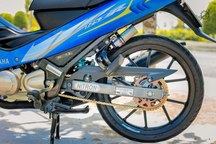 Hệ thống phanh cũng được trau chuốt với đĩa Brembo Over Racing đi kèm lòng nhôm CNC kết hợp cùng heo dầu Brembo Moto3, được biết mẫu heo này có giá trị ngất ngưỡng tầm 30 triệu đồng bởi piston có cấu tạo từ Titanium, chịu nhiệt cực tốt để xử lí an toàn trong mọi tình huống.