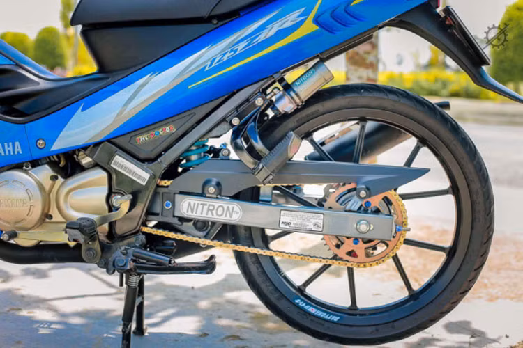 Hệ thống phanh cũng được trau chuốt với đĩa Brembo Over Racing đi kèm lòng nhôm CNC kết hợp cùng heo dầu Brembo Moto3, được biết mẫu heo này có giá trị ngất ngưỡng tầm 30 triệu đồng bởi piston có cấu tạo từ Titanium, chịu nhiệt cực tốt để xử lí an toàn trong mọi tình huống.