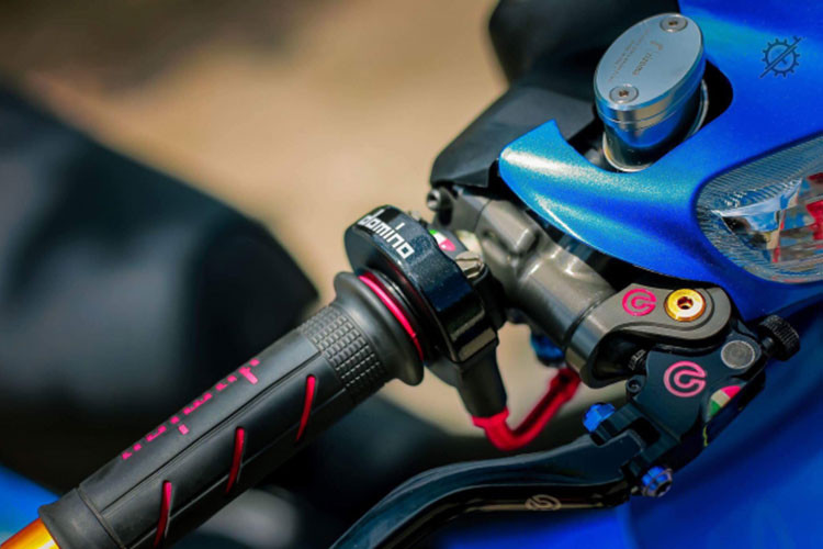 Ngoài phần đầu xe được lamg mới và thêm kính núp gió, còn có sự xuất hiện của bộ cùm tay thắng &amp; tay côn Brembo hàng hiệu mẫu tay này được nhận định là Brembo Rossi qua logo đỏ trên cùm tay, giá trị của cặp tay này thôi đã ngất ngưỡng gần trăm triệu đồng.