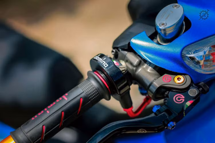 Ngoài phần đầu xe được lamg mới và thêm kính núp gió, còn có sự xuất hiện của bộ cùm tay thắng &amp; tay côn Brembo hàng hiệu mẫu tay này được nhận định là Brembo Rossi qua logo đỏ trên cùm tay, giá trị của cặp tay này thôi đã ngất ngưỡng gần trăm triệu đồng.