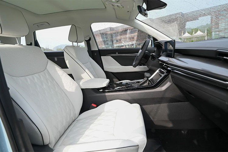 Wheelsboy đánh giá hãng Wuling đã làm khá tốt nội thất của xe. Bên trong mẫu xe này có một số chi tiết tạo cảm giác cao cấp như ghế bọc da, bảng đồng hồ kỹ thuật số với màn hình LCD và màn hình thông tin giải trí dạng cảm ứng với kích thước 10,25 inch. Khi dùng thử, giao diện người dùng của màn hình trung tâm khá ổn. Tuy nhiên, màn hình này có một nhược điểm lớn là bị lóa khiến người dùng nhiều lúc không nhìn thấy gì.