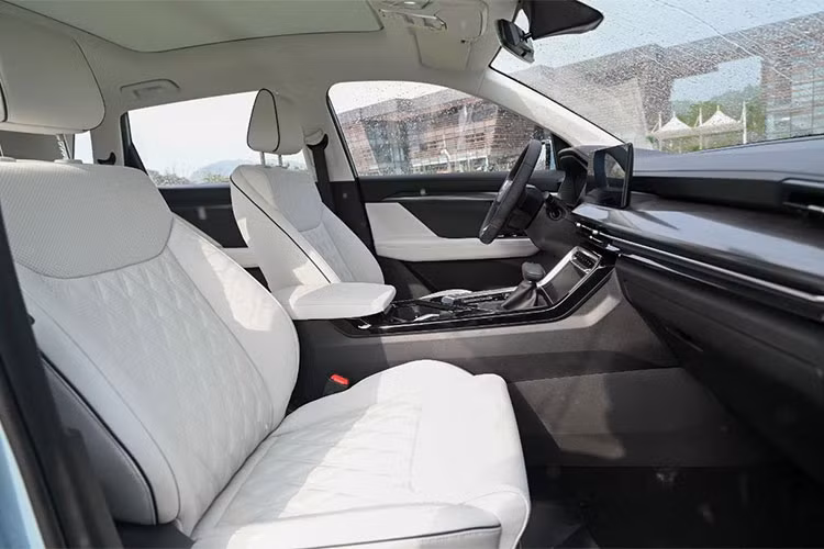 Wheelsboy đánh giá hãng Wuling đã làm khá tốt nội thất của xe. Bên trong mẫu xe này có một số chi tiết tạo cảm giác cao cấp như ghế bọc da, bảng đồng hồ kỹ thuật số với màn hình LCD và màn hình thông tin giải trí dạng cảm ứng với kích thước 10,25 inch. Khi dùng thử, giao diện người dùng của màn hình trung tâm khá ổn. Tuy nhiên, màn hình này có một nhược điểm lớn là bị lóa khiến người dùng nhiều lúc không nhìn thấy gì.