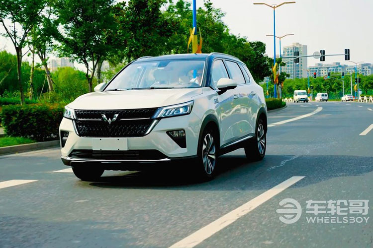 Theo đánh giá của Wheelsboy, mẫu SUV cỡ C này sở hữu thiết kế ngoại thất khá bảo thủ nhưng đẹp mắt, gợi liên tưởng đến xe Skoda. Bên sườn, Wuling Asta 2021 không hề có nóc dốc dần về phía sau như xe coupe. Có vẻ như thương hiệu Wuling không muốn chạy theo xu hướng hiện tại của làng ô tô thế giới khi thiết kế mẫu xe này. Do đó, Wuling Asta 2021 sở hữu thiết kế nóc mang phong cách của SUV truyền thống.