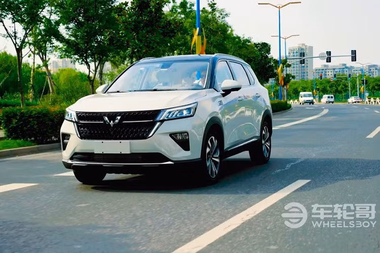 Theo đánh giá của Wheelsboy, mẫu SUV cỡ C này sở hữu thiết kế ngoại thất khá bảo thủ nhưng đẹp mắt, gợi liên tưởng đến xe Skoda. Bên sườn, Wuling Asta 2021 không hề có nóc dốc dần về phía sau như xe coupe. Có vẻ như thương hiệu Wuling không muốn chạy theo xu hướng hiện tại của làng ô tô thế giới khi thiết kế mẫu xe này. Do đó, Wuling Asta 2021 sở hữu thiết kế nóc mang phong cách của SUV truyền thống.