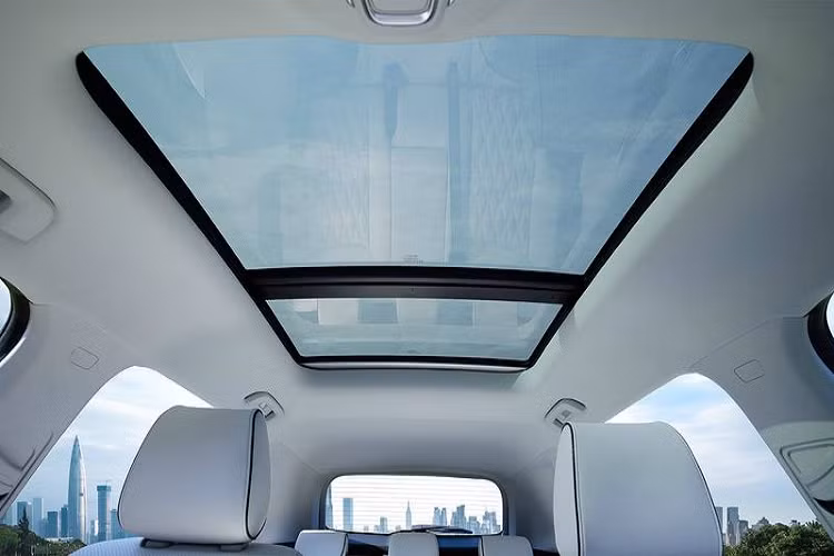 Chưa hết, hàng ghế sau của Wuling Asta 2021 còn thực sự rộng rãi nhờ chiều dài cơ sở lên đến 2.750 mm và nóc không dốc về phía sau. Điều khiến phóng viên Wheelsboy ngạc nhiên hơn là ghế sau của xe có thể điều chỉnh ngả về phía trước hoặc sau. Ngoài ra, hàng ghế sau còn có cả bệ tì tay trung tâm tích hợp hộc đựng cốc. Đây là những điều hiếm thấy ở xe giá rẻ như Wuling Asta 2021.