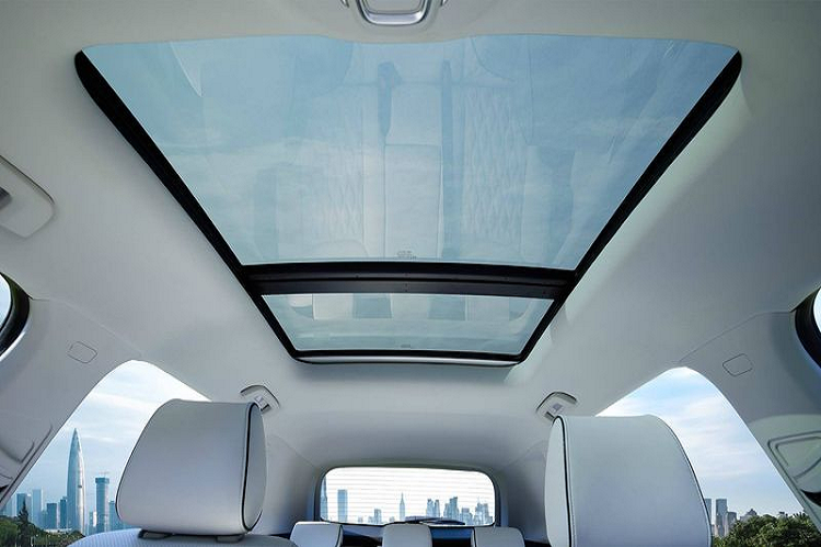 Chưa hết, hàng ghế sau của Wuling Asta 2021 còn thực sự rộng rãi nhờ chiều dài cơ sở lên đến 2.750 mm và nóc không dốc về phía sau. Điều khiến phóng viên Wheelsboy ngạc nhiên hơn là ghế sau của xe có thể điều chỉnh ngả về phía trước hoặc sau. Ngoài ra, hàng ghế sau còn có cả bệ tì tay trung tâm tích hợp hộc đựng cốc. Đây là những điều hiếm thấy ở xe giá rẻ như Wuling Asta 2021.