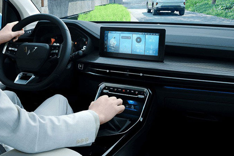 Trong khi đó, ở cụm điều khiển trung tâm, xe có nhiều chỗ trống để đựng đồ đạc hoặc cốc. Xe có khay sạc không dây nhưng có vẻ như được dùng để sạc khóa thông minh hơn là điện thoại. Ngoài ra, xe còn có một hàng nút bấm cơ học được đánh giá là sắp xếp hiệu quả và dễ sử dụng.