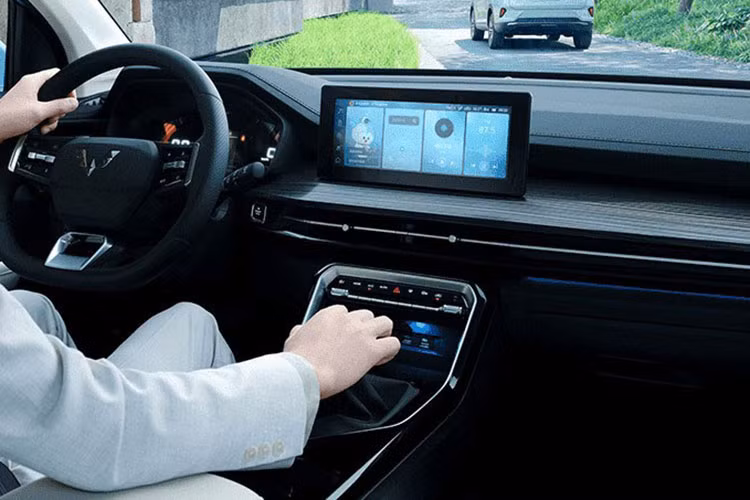 Trong khi đó, ở cụm điều khiển trung tâm, xe có nhiều chỗ trống để đựng đồ đạc hoặc cốc. Xe có khay sạc không dây nhưng có vẻ như được dùng để sạc khóa thông minh hơn là điện thoại. Ngoài ra, xe còn có một hàng nút bấm cơ học được đánh giá là sắp xếp hiệu quả và dễ sử dụng.