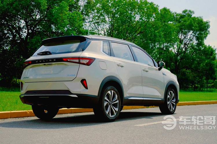 Theo Wheelsboy, có thể thấy mẫu xe SUV Wuling Asta 2021 được trang bị logo màu bạc mới trên lưới tản nhiệt. Được biết, Wuling dùng logo màu bạc thay vì đỏ như thông thường nhằm ám chỉ việc Asta là sản phẩm cao cấp hơn của họ. Điều này có vẻ không thực sự ăn nhập với cái giá của Wuling Asta mới.