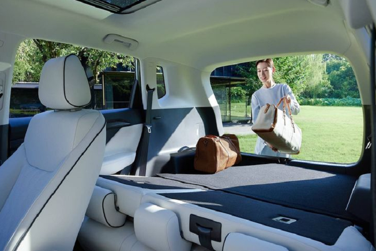 Vì là xe giá rẻ nên Wuling Asta 2021 có nhiều chi tiết làm bằng nhựa cứng trong nội thất nhưng độ hoàn thiện lại không tệ. Trong khi đó, hàng ghế sau của xe mang lại cảm giác rất thoải mái cho người ngồi. Tất nhiên, vẫn có một điểm trừ là sàn của xe khá cao, làm giảm sự thoải mái của người ngồi ở bên trái và bên phải của ghế sau.