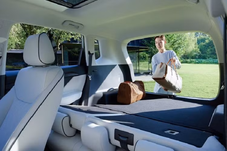 Vì là xe giá rẻ nên Wuling Asta 2021 có nhiều chi tiết làm bằng nhựa cứng trong nội thất nhưng độ hoàn thiện lại không tệ. Trong khi đó, hàng ghế sau của xe mang lại cảm giác rất thoải mái cho người ngồi. Tất nhiên, vẫn có một điểm trừ là sàn của xe khá cao, làm giảm sự thoải mái của người ngồi ở bên trái và bên phải của ghế sau.