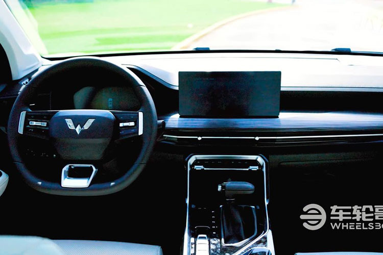 Mở cửa cốp của Wuling Asta 2021, chúng ta sẽ thấy khoang hành lý khá rộng rãi. Tuy nhiên, sàn của khoang hành lý lại nằm cao vì bên dưới là lốp dự phòng của xe. Theo đánh giá của Wheelsboy, vật liệu ở khoang hành lý tạo cảm giác rẻ tiền. Dù sao thì chúng ta cũng không thể mong đợi nhiều ở mẫu xe có giá cao nhất chỉ 351 triệu đồng như Wuling Asta 2021.