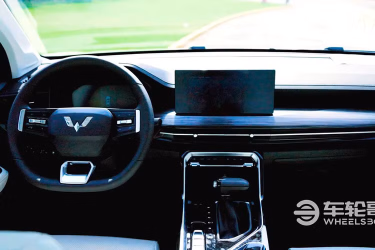 Mở cửa cốp của Wuling Asta 2021, chúng ta sẽ thấy khoang hành lý khá rộng rãi. Tuy nhiên, sàn của khoang hành lý lại nằm cao vì bên dưới là lốp dự phòng của xe. Theo đánh giá của Wheelsboy, vật liệu ở khoang hành lý tạo cảm giác rẻ tiền. Dù sao thì chúng ta cũng không thể mong đợi nhiều ở mẫu xe có giá cao nhất chỉ 351 triệu đồng như Wuling Asta 2021.