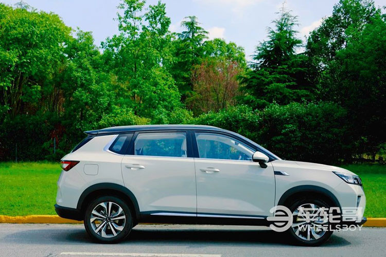 Sau khi xem giá bán này, nhiều người có thể sẽ cho rằng "của rẻ là của ôi". Tuy nhiên, qua lái thử thực tế thì Wuling Asta 2021 siêu rẻ lại được đánh giá là "không đến nỗi tệ". Mới đây, kênh YouTube chuyên đánh giá xe Trung Quốc Wheelsboy đã lái thử một chiếc Wuling Asta 2021.