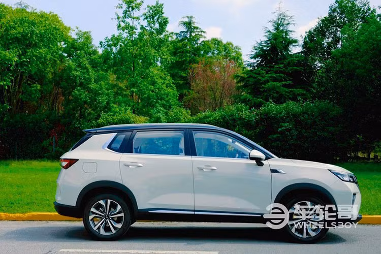 Sau khi xem giá bán này, nhiều người có thể sẽ cho rằng "của rẻ là của ôi". Tuy nhiên, qua lái thử thực tế thì Wuling Asta 2021 siêu rẻ lại được đánh giá là "không đến nỗi tệ". Mới đây, kênh YouTube chuyên đánh giá xe Trung Quốc Wheelsboy đã lái thử một chiếc Wuling Asta 2021.