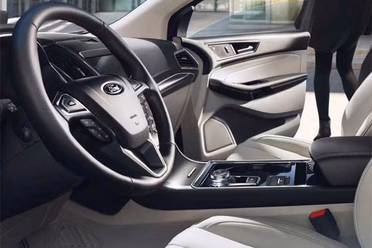 Theo hãng xe ôtô Ford cho hay, Edge 2019 hoàn toàn mới sẽ được trang bị hệ thống kiểm soát hành trình mới được nâng cấp, đi kèm với tính năng bám bắt làn đường và tự động phanh xe khi dự đoán được va chạm. 