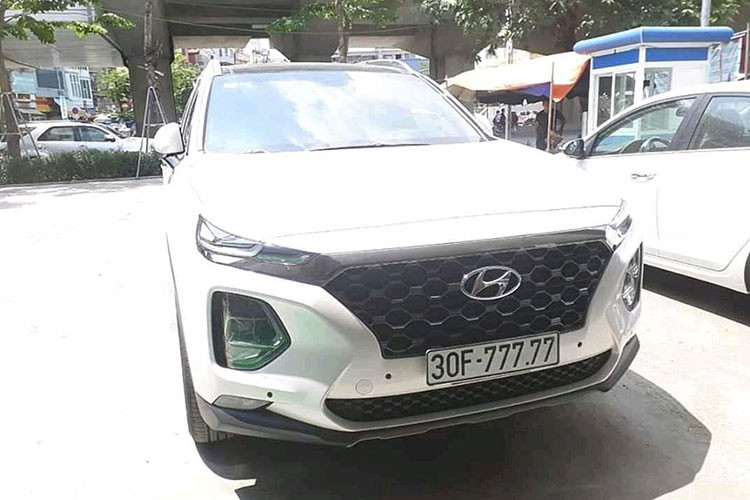 Theo giới mê xe, biển số tứ quý, ngũ quý tại Việt Nam thường được thấy trên những siêu xe đắt tiền hơn là những chiếc xe bình dân, chính vì vậy sự xuất hiện của chiếc Hyundai SantaFe biển khủng "ngũ quý 7" 30F- 777.77 xuất hiện trên các diễn đàn ôtô trong này hôm nay 15/5 đã nhanh chóng nhận được sự quan tâm từ những người yêu xe.