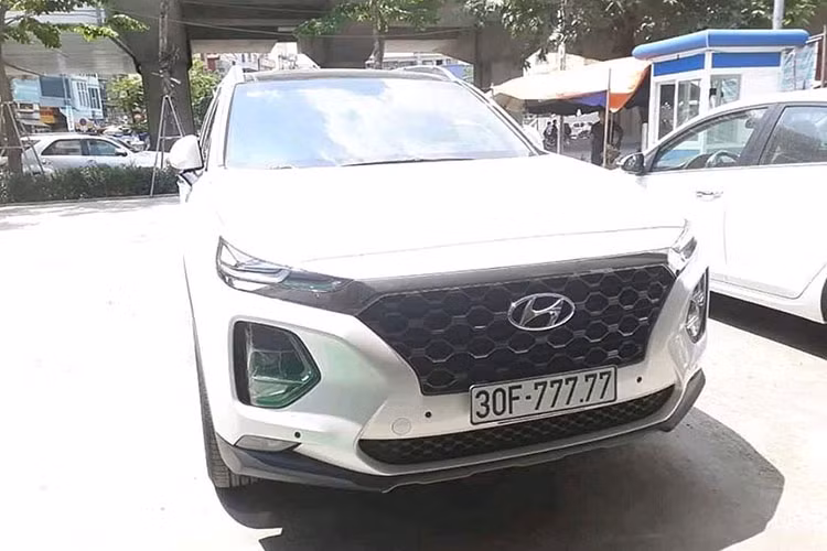 Theo giới mê xe, biển số tứ quý, ngũ quý tại Việt Nam thường được thấy trên những siêu xe đắt tiền hơn là những chiếc xe bình dân, chính vì vậy sự xuất hiện của chiếc Hyundai SantaFe biển khủng "ngũ quý 7" 30F- 777.77 xuất hiện trên các diễn đàn ôtô trong này hôm nay 15/5 đã nhanh chóng nhận được sự quan tâm từ những người yêu xe.