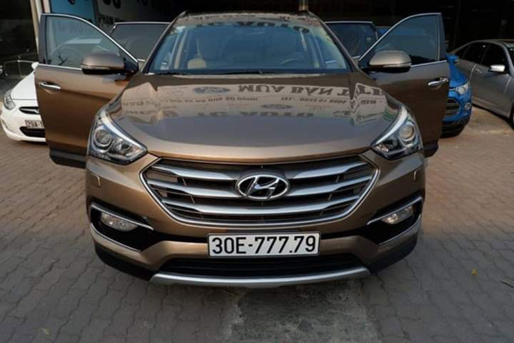 Mức giá xe Hyundai SantaFe 2019 bản 2.4 xăng tiêu chuẩn là 995 triệu đồng, bản 2.2 diesel tiêu chuẩn có giá 1,055 tỷ đồng, phiên bản xăng 2.4 đặc biệt giá 1,135 tỷ đồng và bản diesel 2.2 đặc biệt có giá 1,195 tỷ đồng. Hai phiên bản cao cấp nhất là xăng 2.4 Premium và diesel 2.2 Premium có giá lần lượt là 1,185 và 1,245 tỷ đồng.