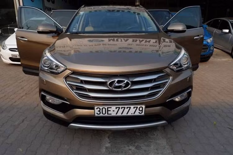Mức giá xe Hyundai SantaFe 2019 bản 2.4 xăng tiêu chuẩn là 995 triệu đồng, bản 2.2 diesel tiêu chuẩn có giá 1,055 tỷ đồng, phiên bản xăng 2.4 đặc biệt giá 1,135 tỷ đồng và bản diesel 2.2 đặc biệt có giá 1,195 tỷ đồng. Hai phiên bản cao cấp nhất là xăng 2.4 Premium và diesel 2.2 Premium có giá lần lượt là 1,185 và 1,245 tỷ đồng.